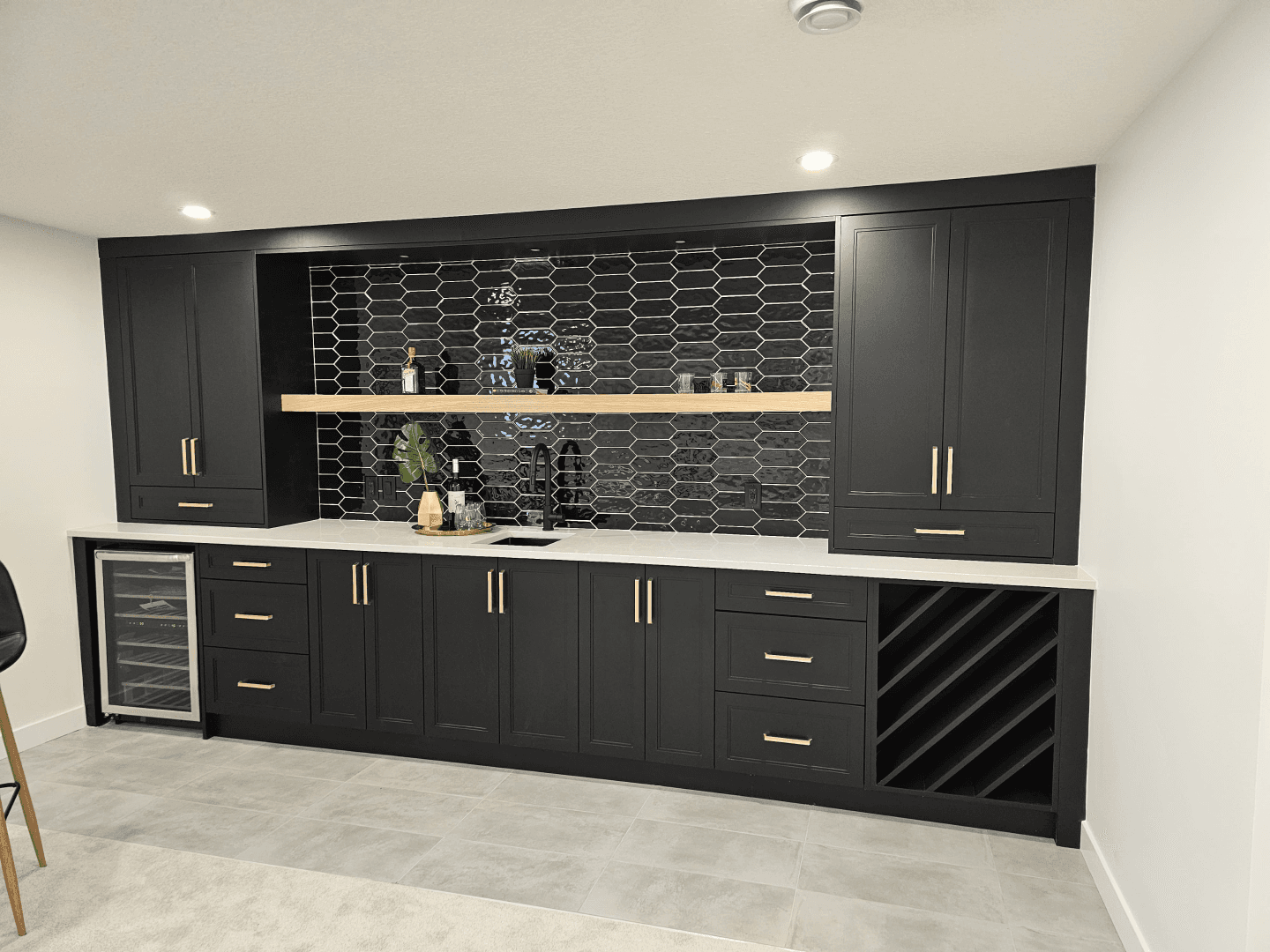 Modern Contrast: Black and White Kitchen Style - Luxe Kitchen Cabinets
