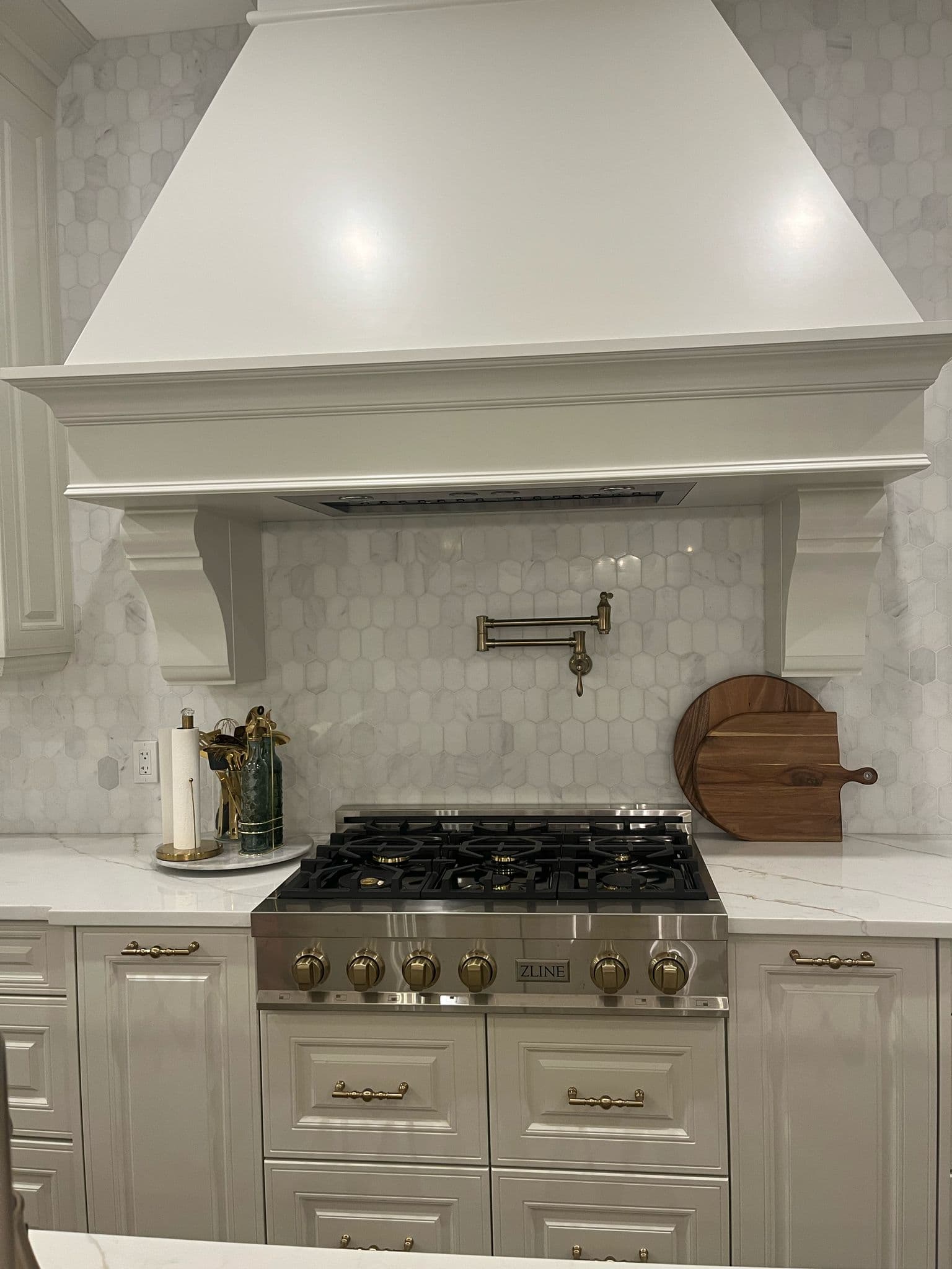 White Kitchen Oasis - Luxe Kitchen Cabinets
