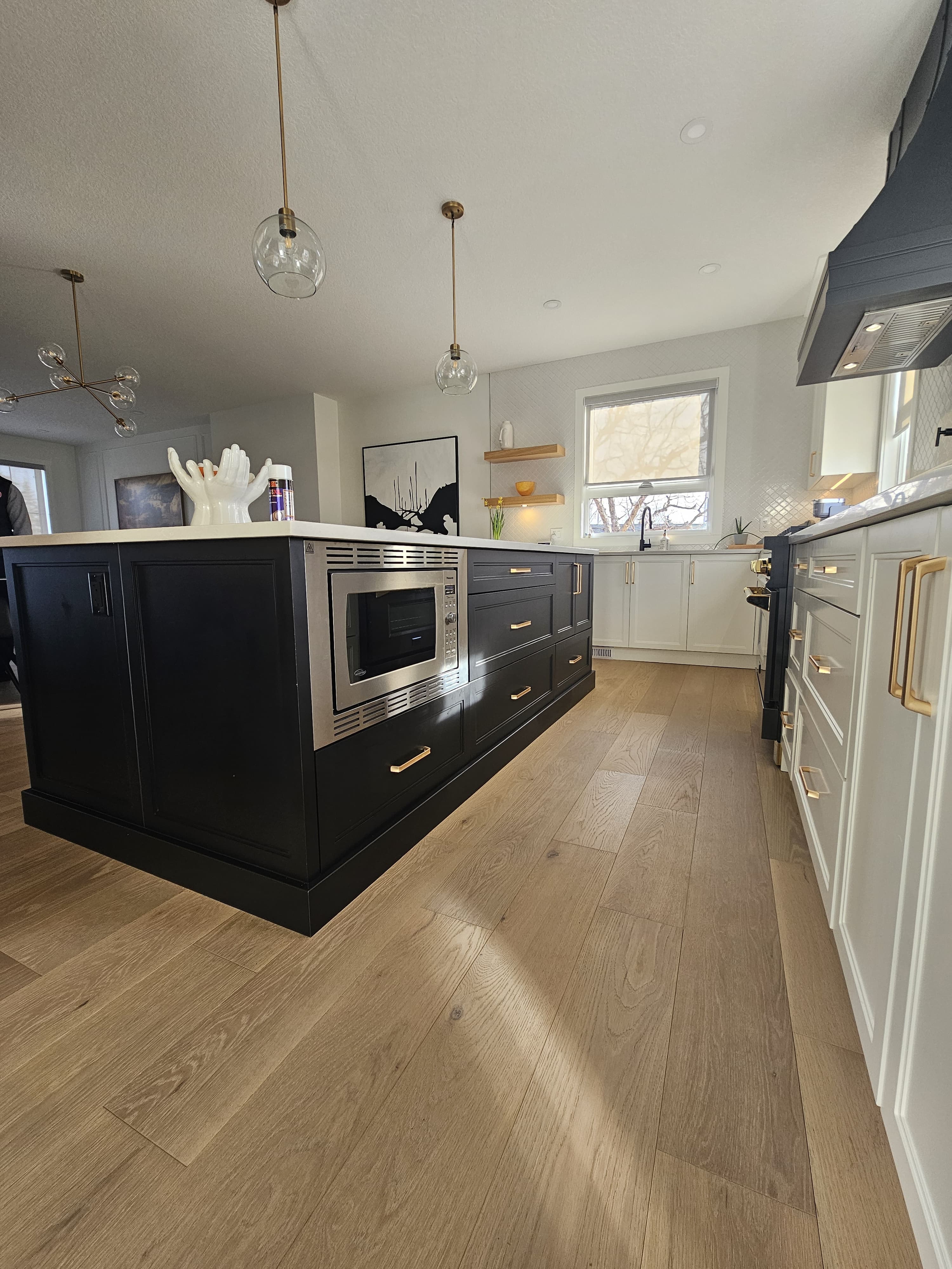 Classic Black and White Kitchen - Luxe Kitchen Cabinets